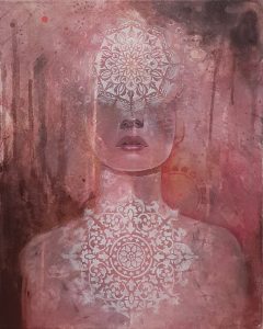 " Ebben a festményben az éteri és a kézzelfogható finom összjátékát kutatom. A mandala motívumok texturált hátterből bukkannak elő, elmélkedésre és önreflexióra hívnak. Minden réteg egy történetet tár fel, egy suttogást a láthatatlanról."